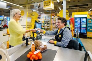 Jumbo slow checkout lane in the Netherlands, with customers chatting to the cashier